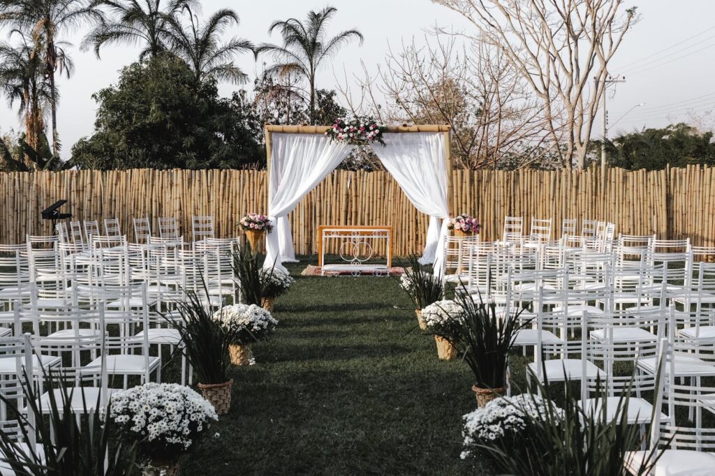 Incorporate the environment around wedding ceremony